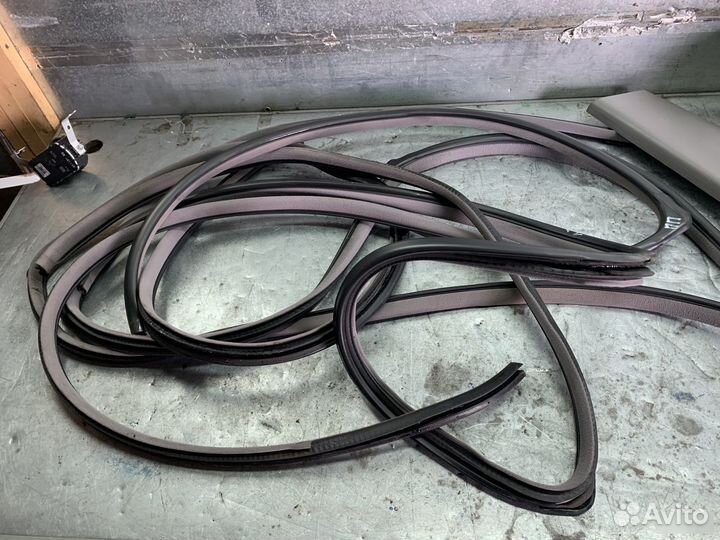 Уплотнитель проема двери Toyota Land Cruiser