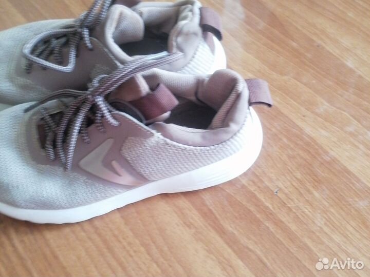 Кроссовки женские