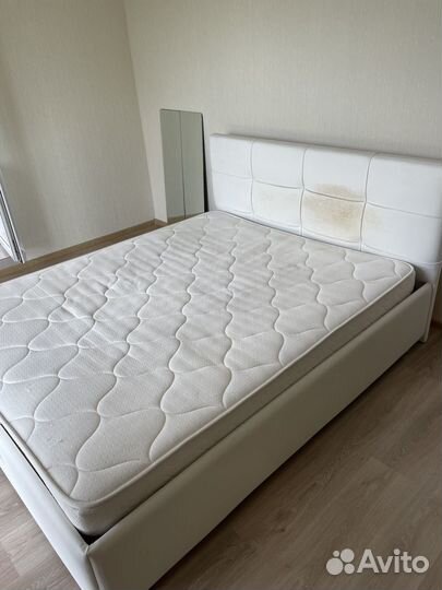 Кровать двуспальная с подъемным механизмом