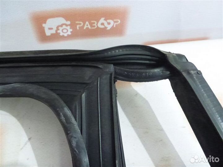 Уплотнительная резинка стекла задняя левая