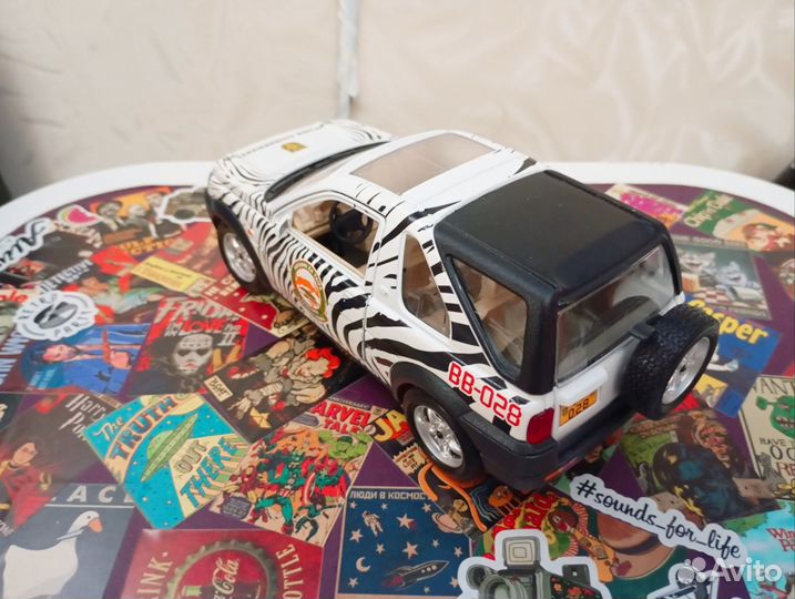 1/24 модель Land Rover Bburago Italy