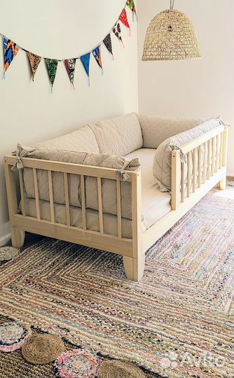 Детская кровать низкая напольная из массива дерева