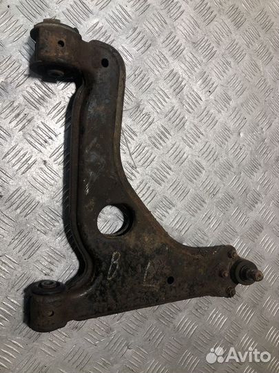 Рычаг передний левый нижний Opel Astra H