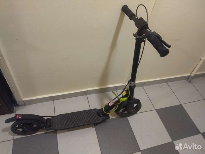 Самокат с ручным тормозом