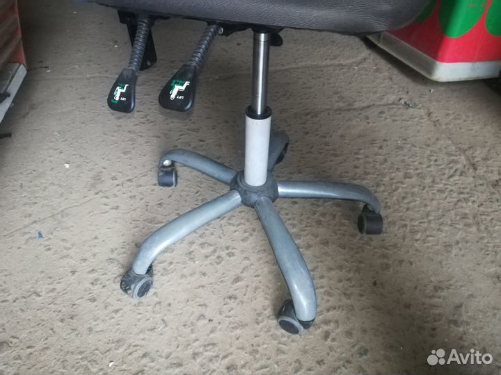 Стул на колесах офисный синий