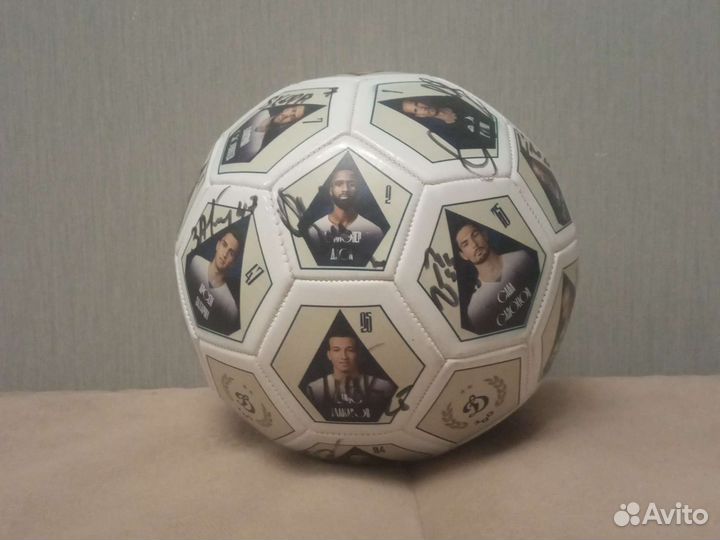 Футбольный мяч с автографами игроков Динамо