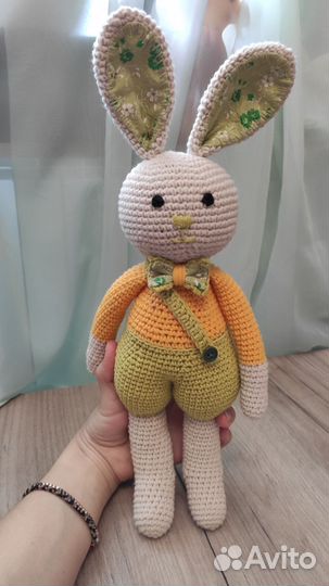 Игрушка Кролик (заяц) вязаный крючком