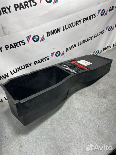 Корпус ящик крышка акб в багажном отсеке Bmw X5