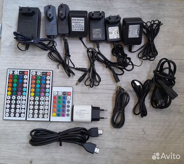 Блоки питания,кабеля телефонов и компа,пульты