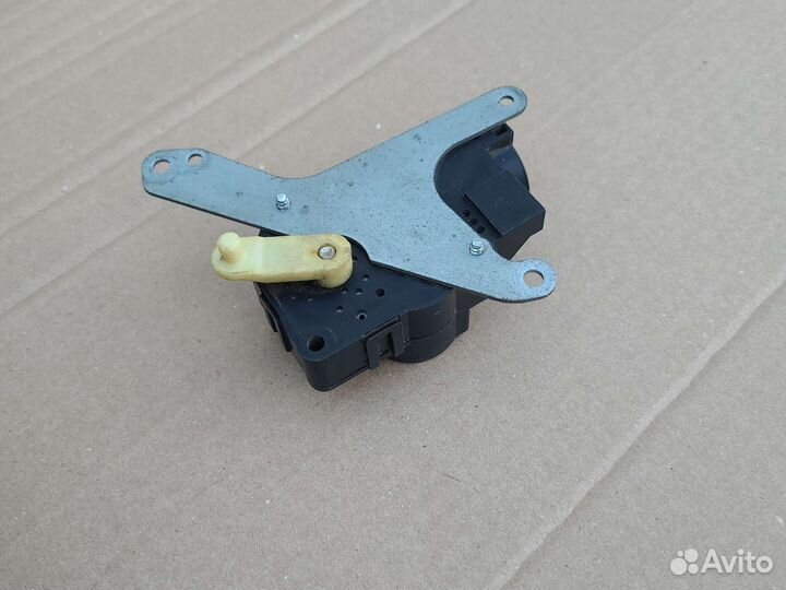 Моторчик заслонки печки Nissan almera n15 1995-01
