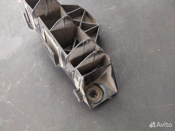 Кронштейн задний правый Avensis t250 универсал