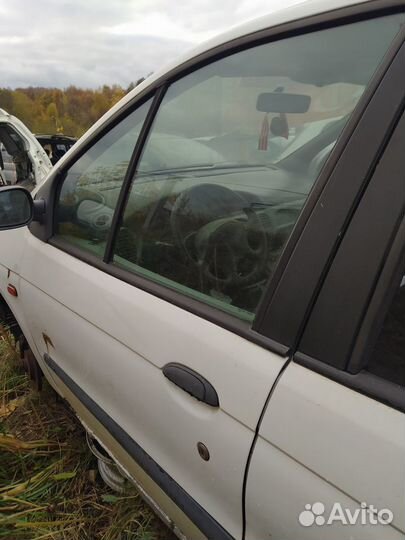 Левая передняя дверь рено меган сценик белая