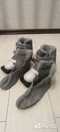 Лыжи детские 140 см, ботинки 33-34, палки,чехол