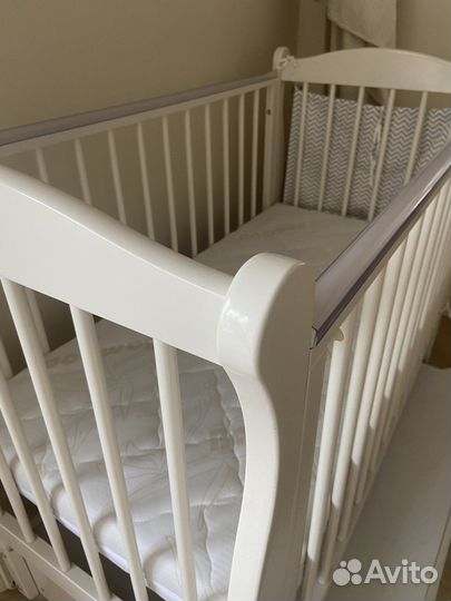 Детская кроватка с универсальным маятником