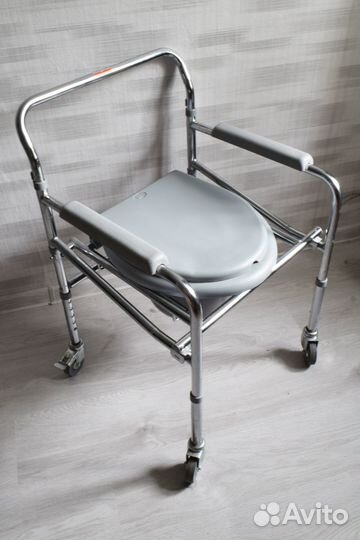 Кресло-стул на колёсах с санитарным оснащением