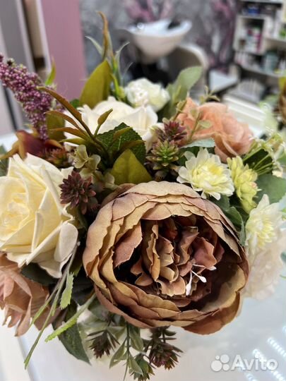 Ваза с искусственными цветами