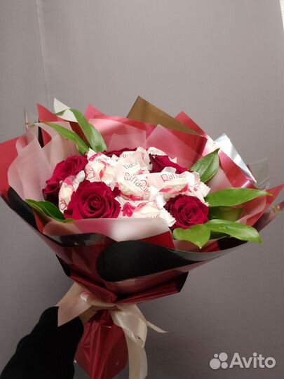 Букет из конфет, живых цветов, зелени