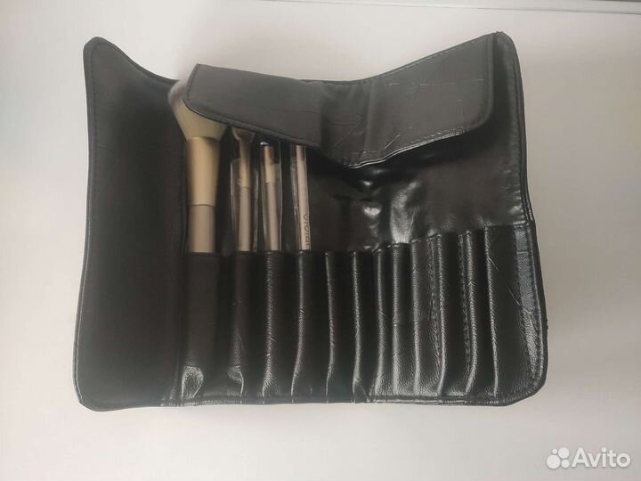 Чехол и кисти для макияжа