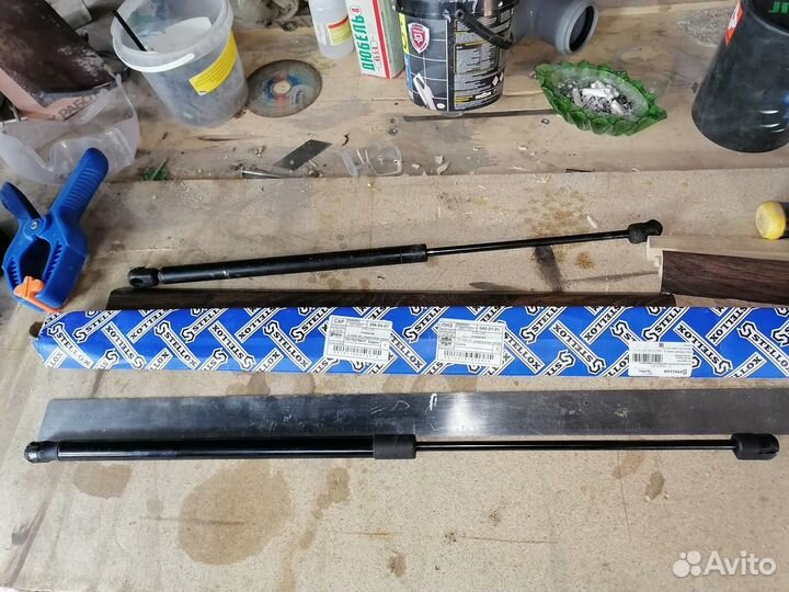 Новые амортизаторы на багажник на Октавию