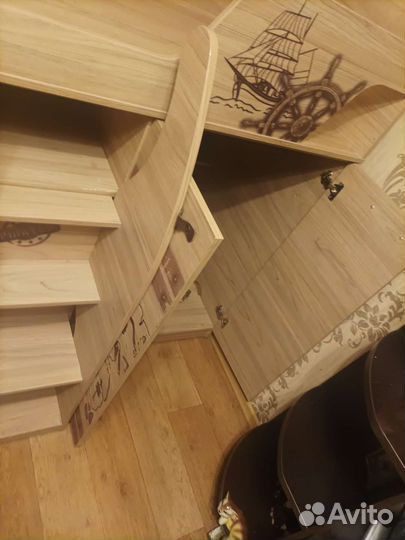 Детская кроватка со столом