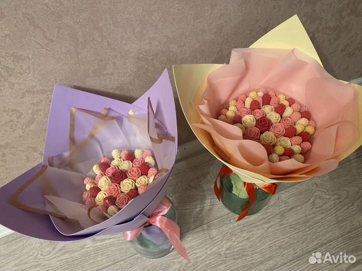 Букет из шоколадных роз и малинок