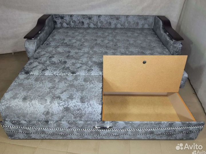 Диван на металлокаркасе