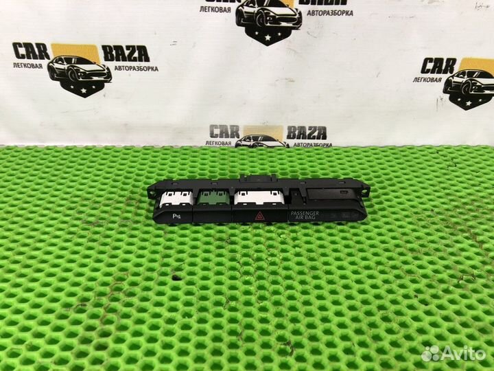 Кнопка аварийной сигнализации Volkswagen Passat