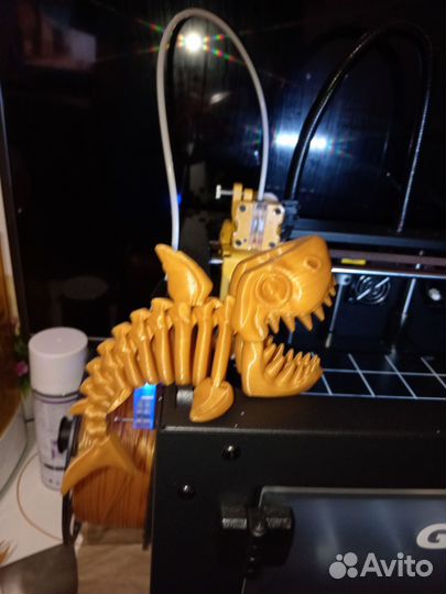 Подвижная фигурка акулы