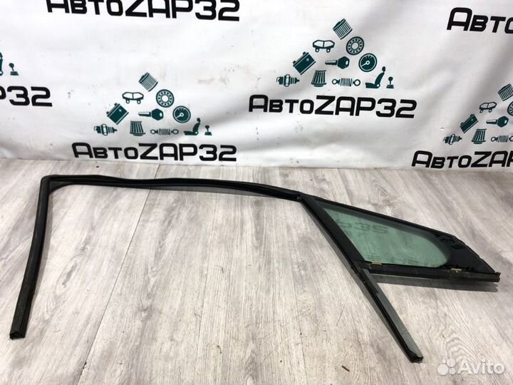 Форточка двери передняя правая Peugeot 308 EP6