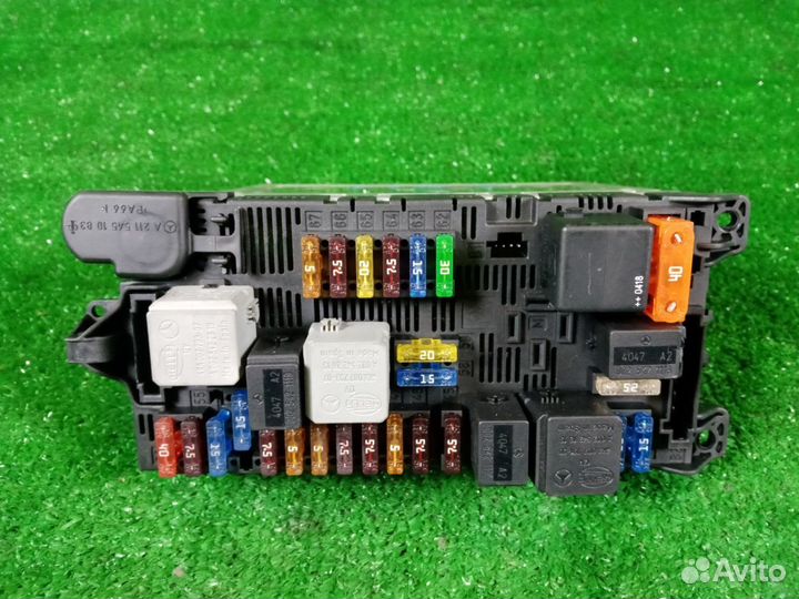 Блок предохранителей передний Mercedes-Benz E320