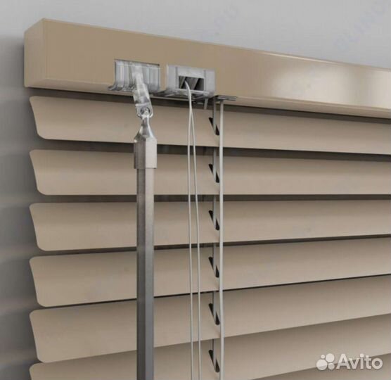 Жалюзи горизонтальные, деревянные, металлические