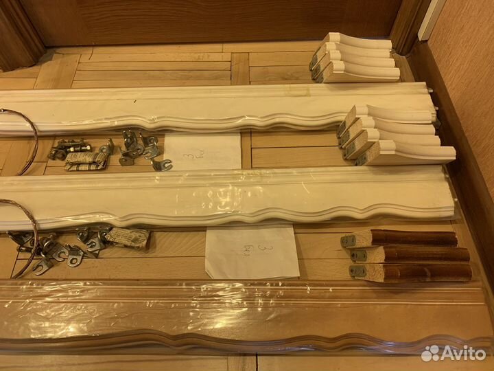 Карнизы новые белые деревянные