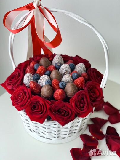 Клубника в шоколаде и много других сладостей