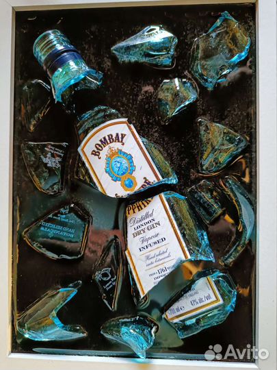 Картина разбитой бутылки