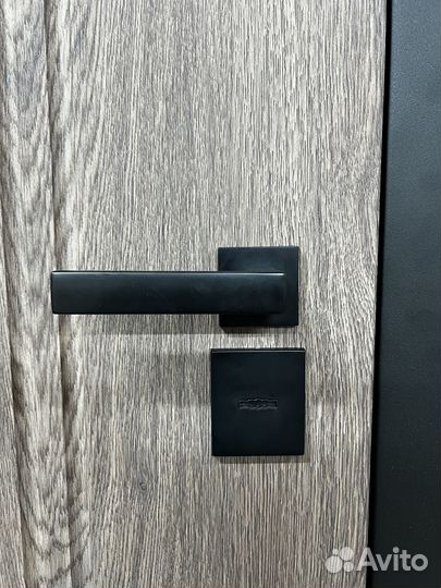 Входная квартирная дверь со скрытыми петлями