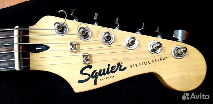 Две электрогитары Squier by Fender Stratocaster