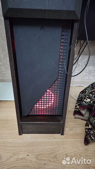 Игровой компьютер с монитором и клавиатурой