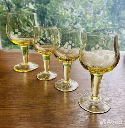 Винтажные рюмки из желтого стекла и бокал