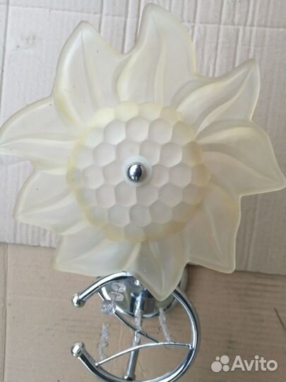 Три люстры и настенный светильник