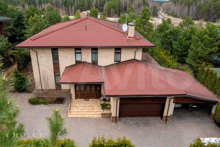 Коттедж 870 м² на участке 22 сот.