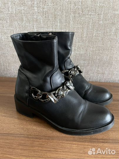 Продам три пары осенних ботинок