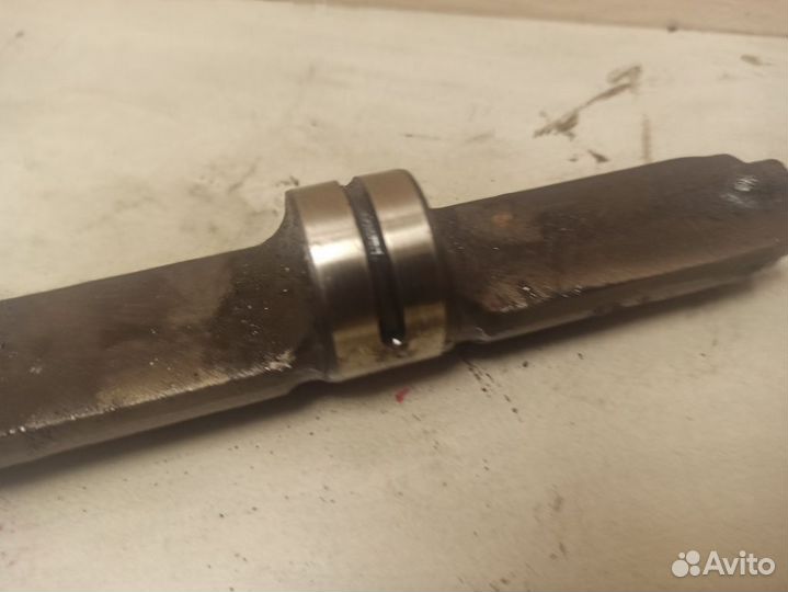 Вал балансирный ME200239