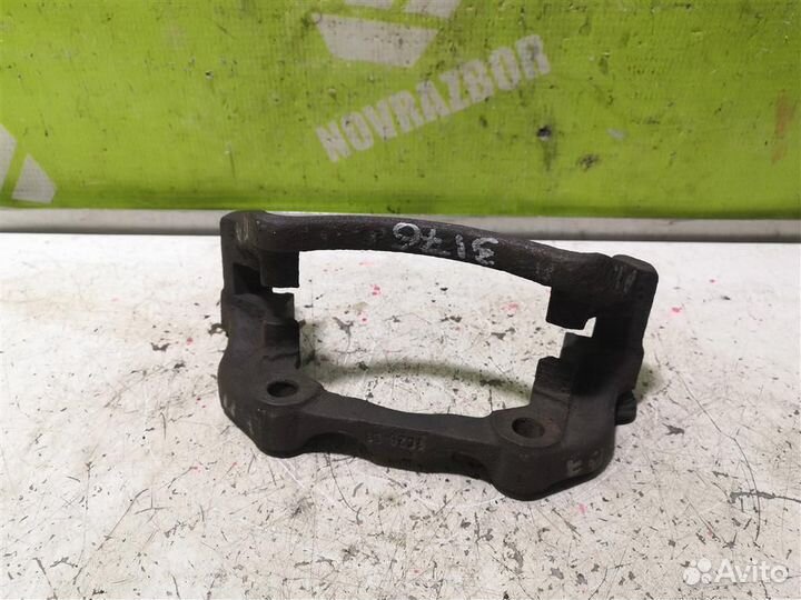 Скоба суппорта переднего Фольксваген Пассат Б3
