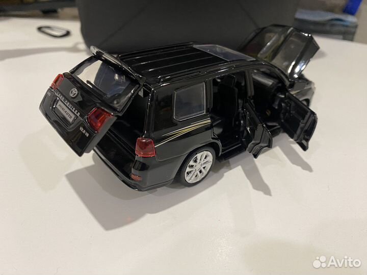 Автомобиль land cruiser 200 1:32