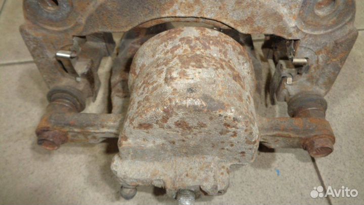 Суппорт передний правый Toyota Camry 40