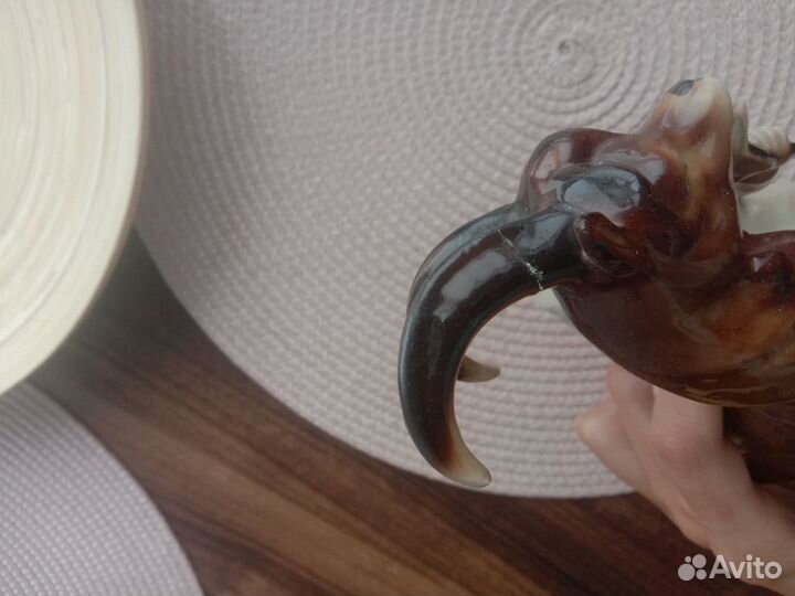 Фарфоровые статуэтки германия мальчик держит козла