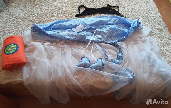 Балдахин-накидка, плед и бюстгалтер корм