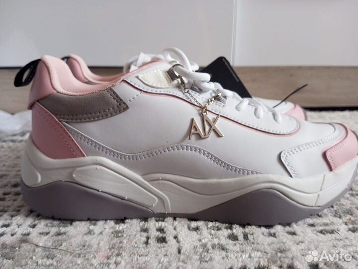 Продам кроссовки женские