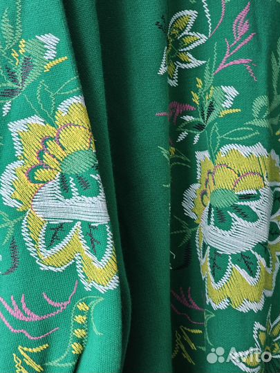 Свитер зелёный с цветами