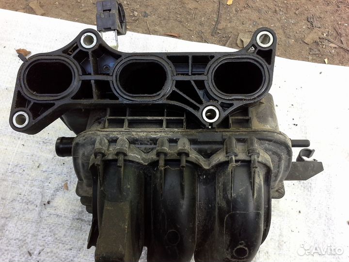 Peugeot 107 впускной коллектор